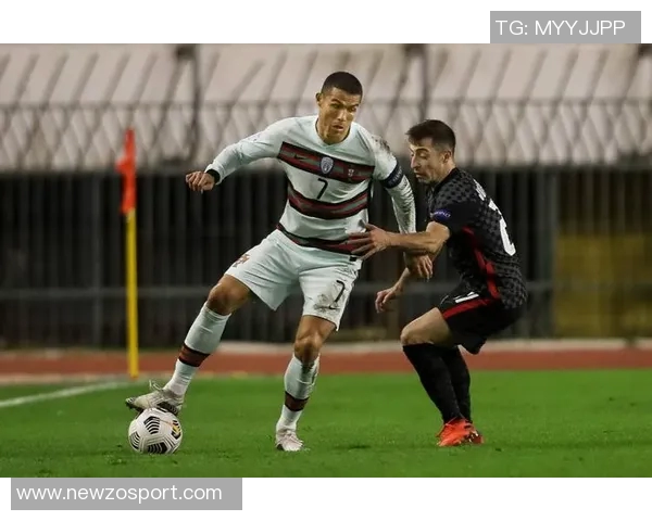 小杨激情泼水庆祝斯普利特首场胜利并获得比赛用球 小杨激情泼水庆祝斯普利特首场胜利并获得比赛用球