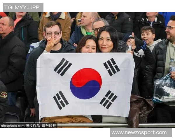 哈维西蒙斯与鲁尼亲密对话合影分享表达深切敬意与荣幸之情