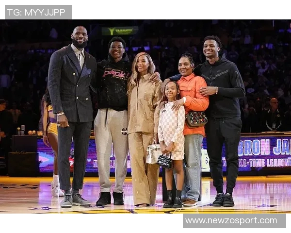 詹姆斯与画家亲密合影庆祝传递兄弟情谊与骄傲之情